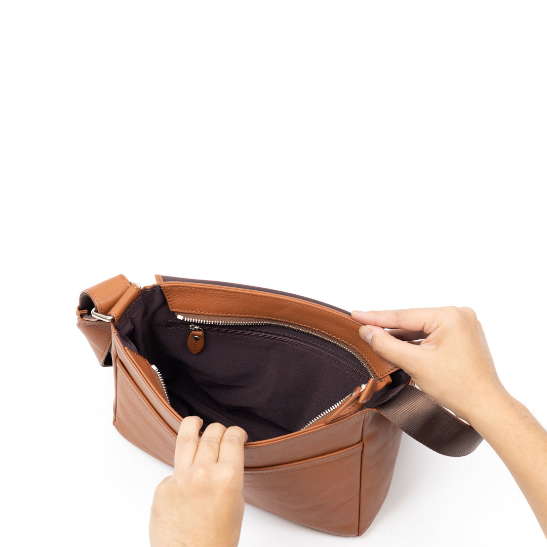 美品 ソメスサドル レザー フラップ ショルダーバッグ キャメル A4 美品 ソメスサドル レザー フラップ ショルダーバッグ キャメル A4